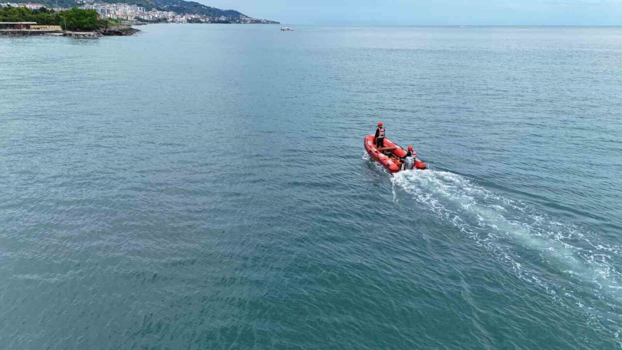 Giresun’da serinlemek için babasıyla birlikte denize giren ve akıntıya kapılarak