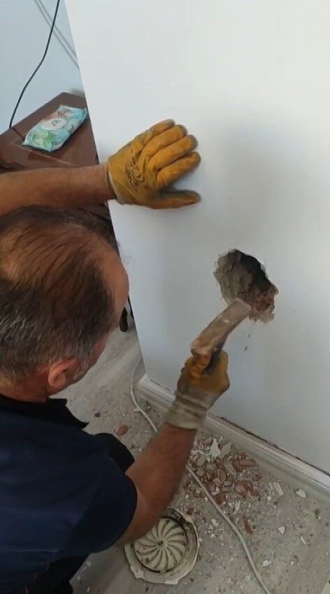 Sivas’ta bir apartmanın bacasında mahsur kalan kedi, itfaiye ekiplerinin çabası