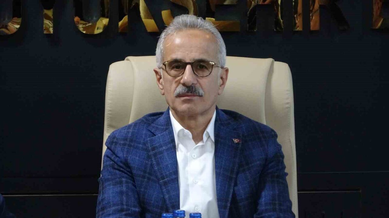 Ulaştırma ve Altyapı Bakanı Abdulkadir Uraloğlu, sel felaketinin yaşandığı Trabzon’da