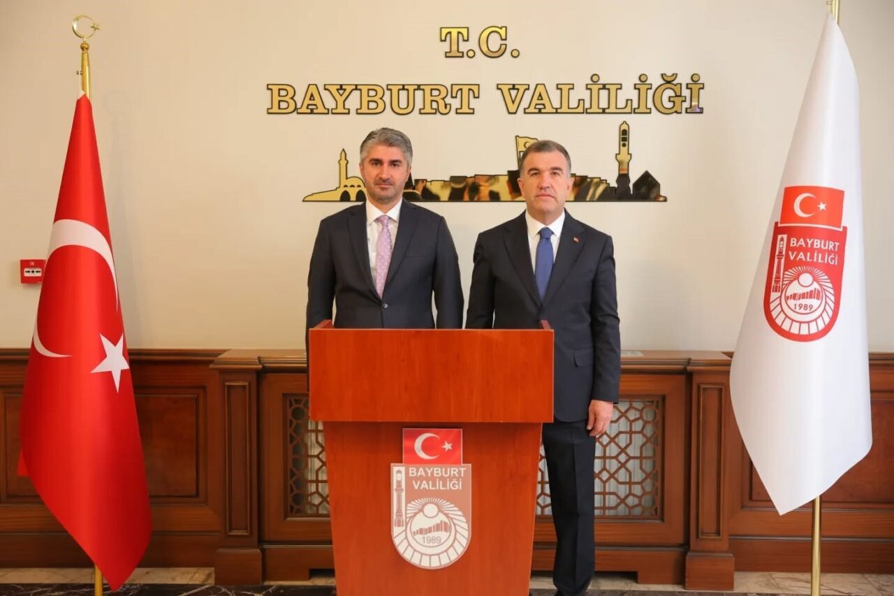 Aile ve Sosyal Hizmetler Bakanlığı Bakan Yardımcısı Zafer Tarıkdaroğlu, çeşitli