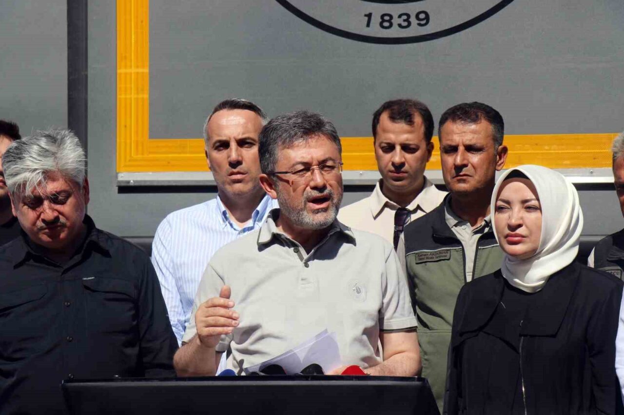 Yangının devam ettiği Sakarya’da açıklamalarda bulunan Tarım ve Orman Bakanı