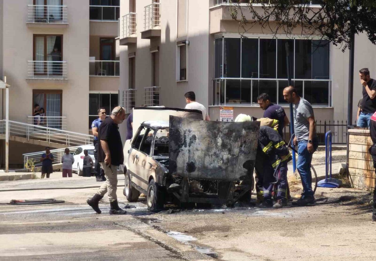 Tunceli’de sahibinin bakkala gitmek için indiği araç, alev aldı. Olayda