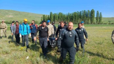 Erzurum’un Köprüköy ilçesinde balık tutmak için Aras nehrine giren bir