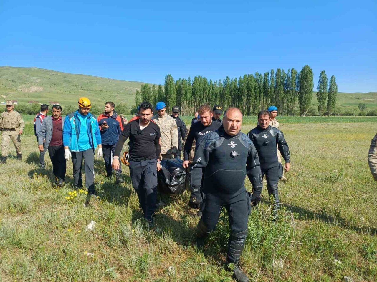 Erzurum’un Köprüköy ilçesinde balık tutmak için Aras nehrine giren bir