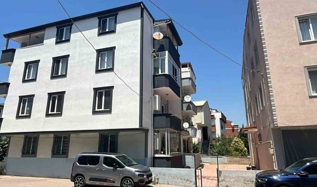 Kocaeli’nin Darıca ilçesinde 1. kattaki dairenin balkonunda oynarken beton zemine