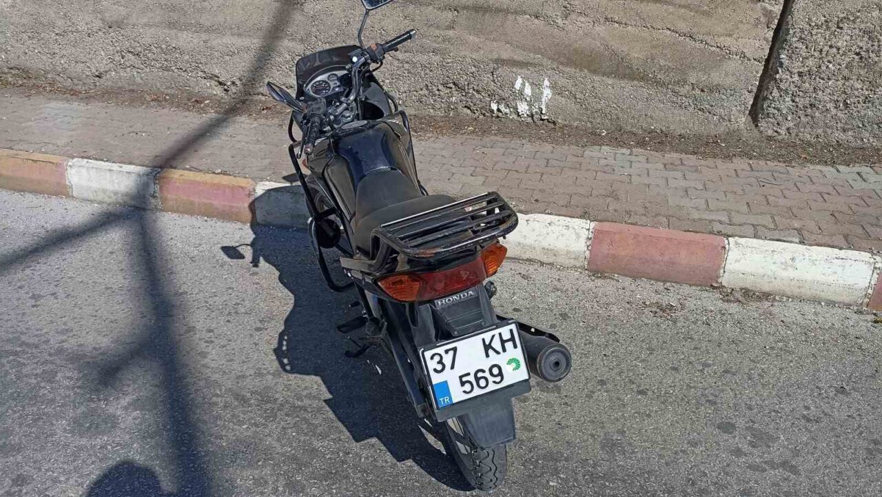 Kastamonu’nun Tosya ilçesinde bariyere çarpan motosikletin sürücüsü ağır yaralandı. Kaza,