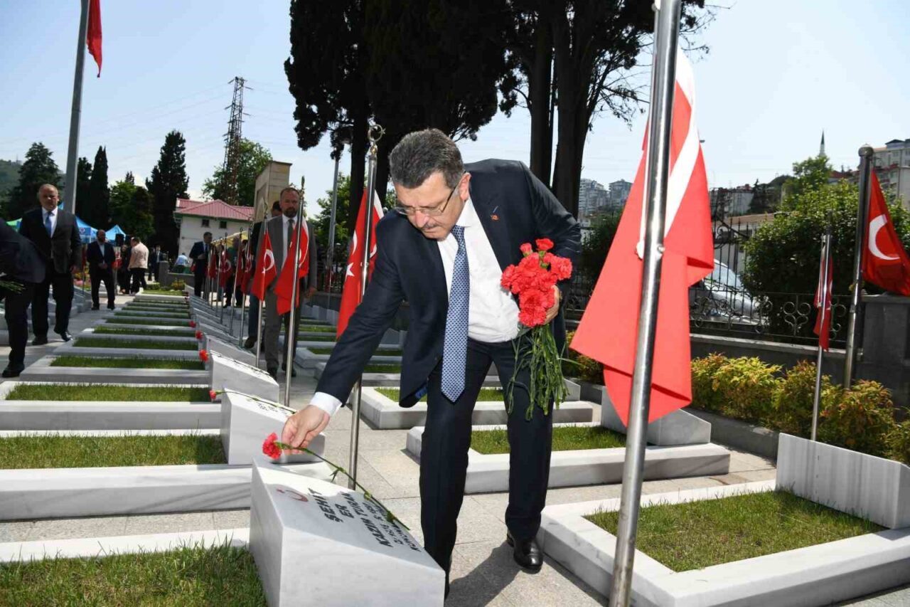 Kurban Bayramı öncesinde Sülüklü Mezarlığı’nda bulunan şehitliği ziyaret eden Trabzon