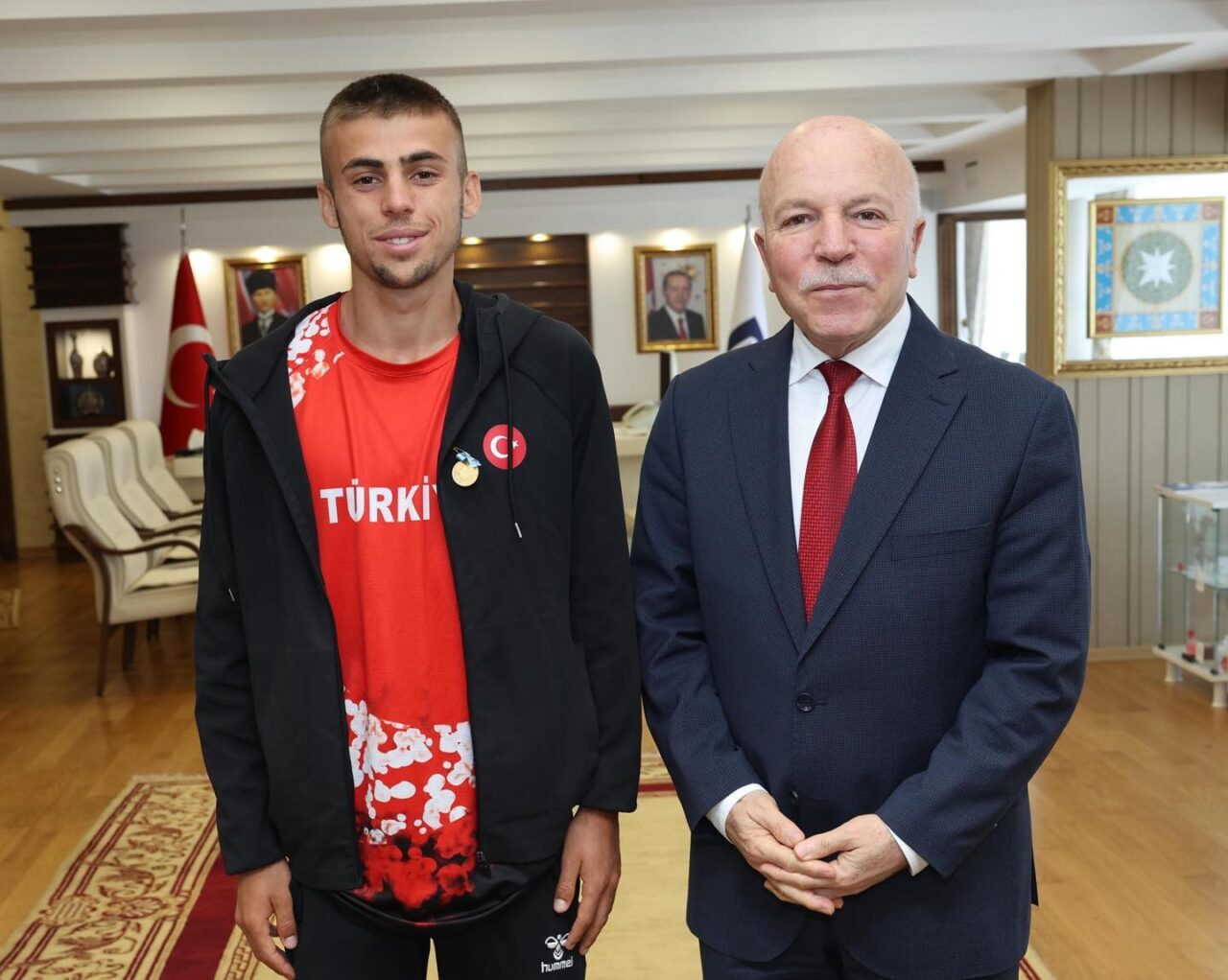 Erzurum Büyükşehir Belediye Başkanı Mehmet Sekmen, atletizmde aldığı başarılarla ülkemize