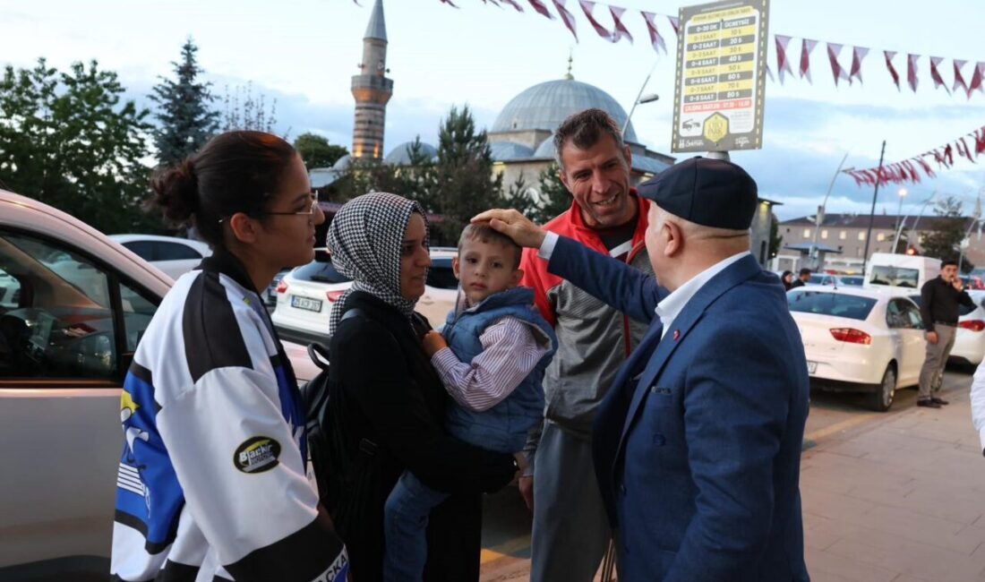 Erzurum Büyükşehir Belediye Başkanı Mehmet Sekmen, saha gezilerinin kesintisiz olarak