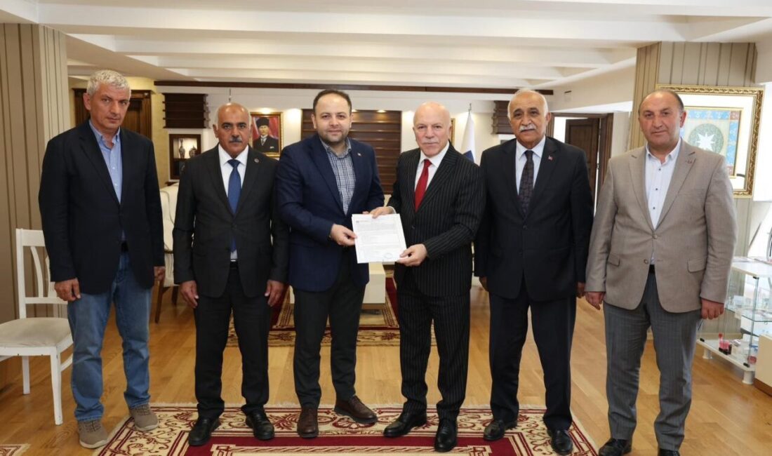 Erzurum Büyükşehir Belediye Başkanı Mehmet Sekmen, Ardahan’de bulunan belediyelere araç