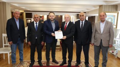 Erzurum Büyükşehir Belediye Başkanı Mehmet Sekmen, Ardahan’de bulunan belediyelere araç