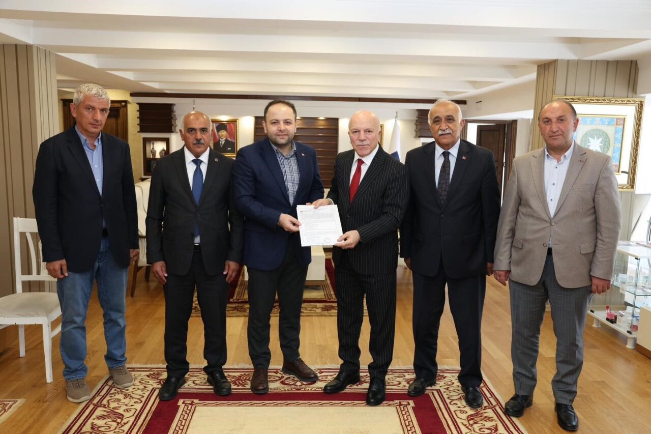 Erzurum Büyükşehir Belediye Başkanı Mehmet Sekmen, Ardahan’de bulunan belediyelere araç