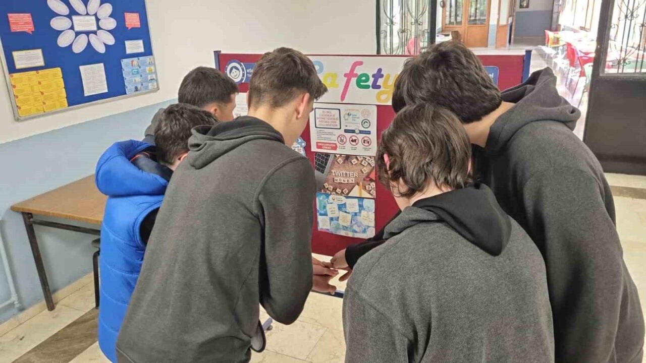 Bayburt Lisesi, İngilizce Öğretmeni Yeşim Tepeli rehberliğinde 10’uncu sınıf öğrencilerinin