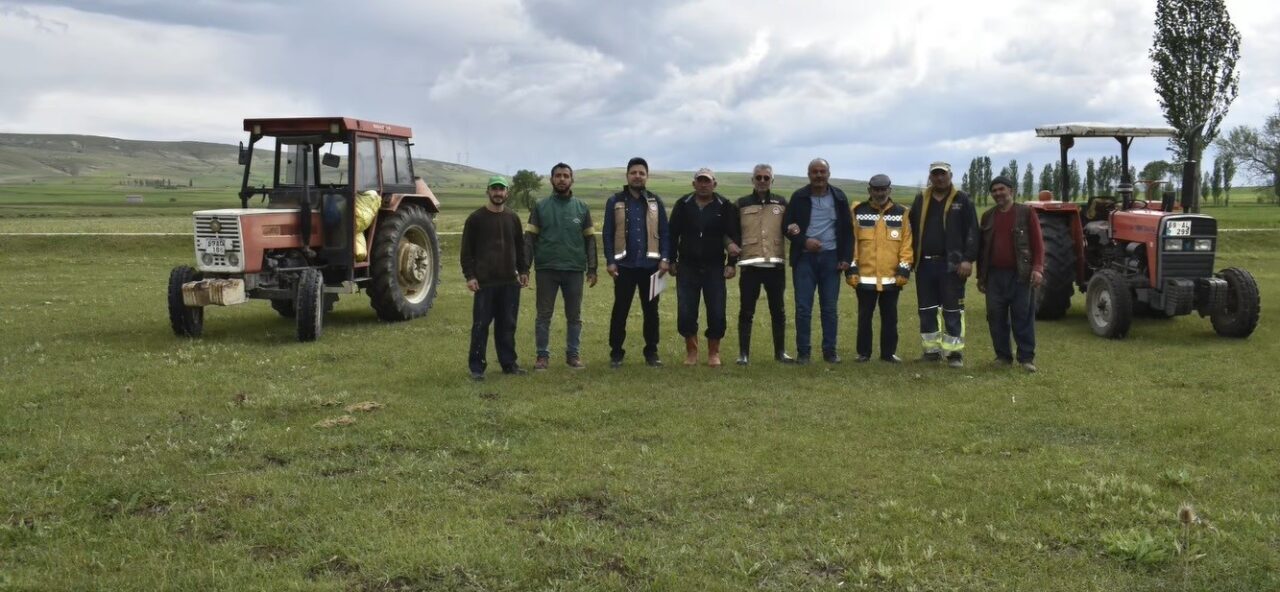 Bayburt’un Çiğdemtepe köyünde 185 dekar mera alanında üst gübreleme çalışması
