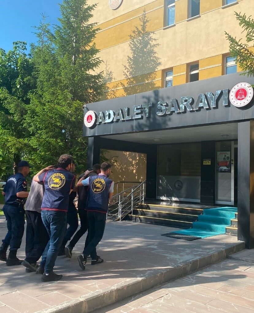 Bayburt İl Jandarma Komutanlığına bağlı Jandarma Suç Araştırma Timi(JASAT) ekipleri,