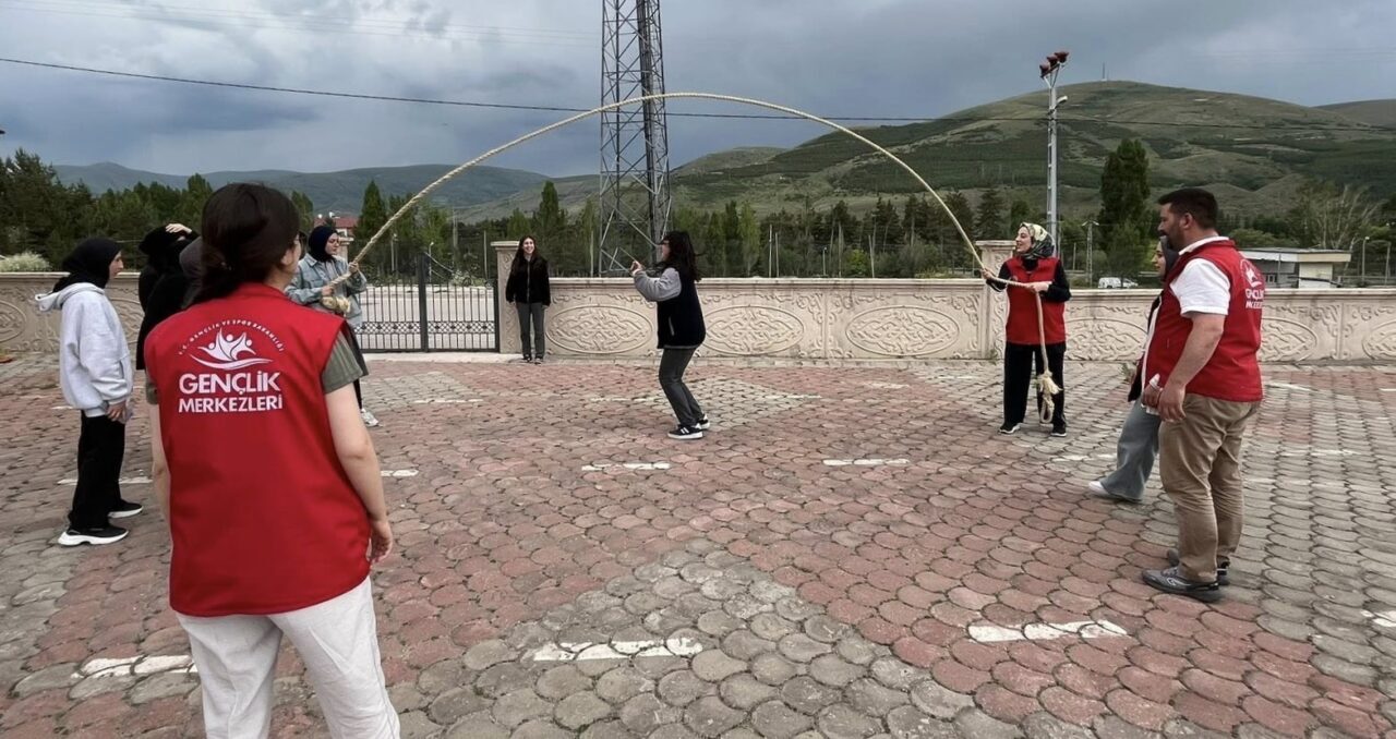Bayburt Gençlik Merkezi tarafından Çevreme Duyarlıyım, Değerlerime Sahip Çıkıyorum(ÇEDES) Projesi