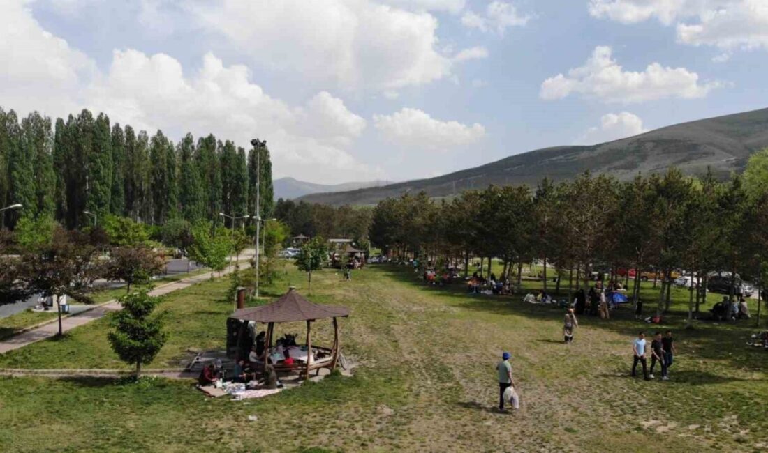 Bayburt’ta Kurban Bayramı tatili boyunca güzel havayı fırsat bilen vatandaşlar,