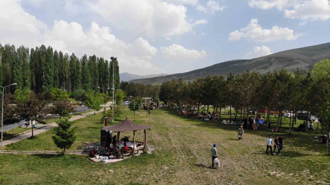 Bayburt’ta Kurban Bayramı tatili boyunca güzel havayı fırsat bilen vatandaşlar,