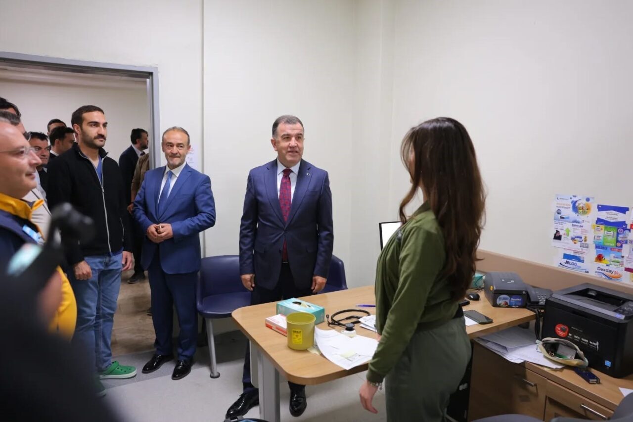 Bayburt’ta görevi başında bulunan, bayramı nöbet tutarak geçiren sağlık çalışanlarının