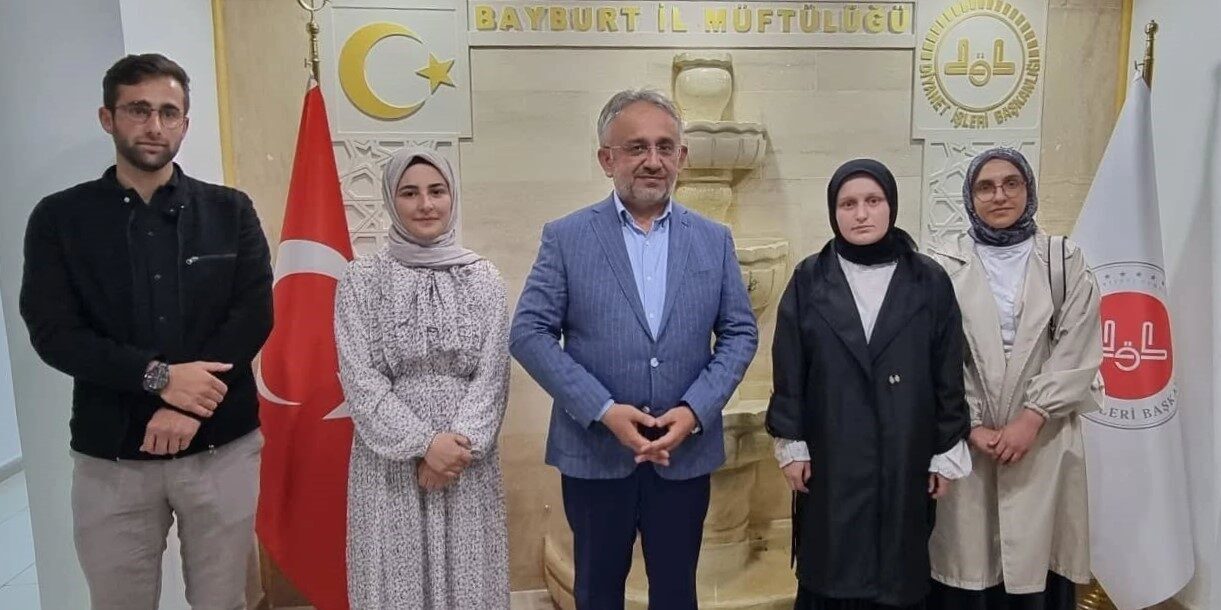 Diyanet İşleri Başkanlığınca lise ve üniversite öğrencilerine yönelik düzenlenen umre