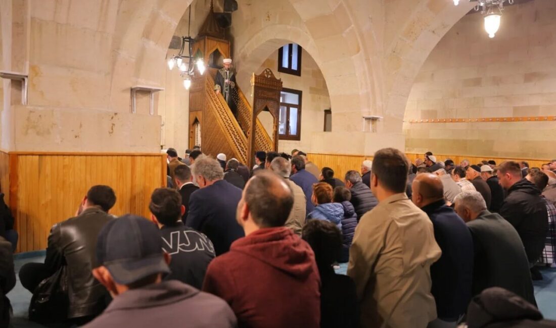 Bayburt’ta Kurban Bayramı heyecanı, sabahın erken saatlerinde kılınan bayram namazıyla