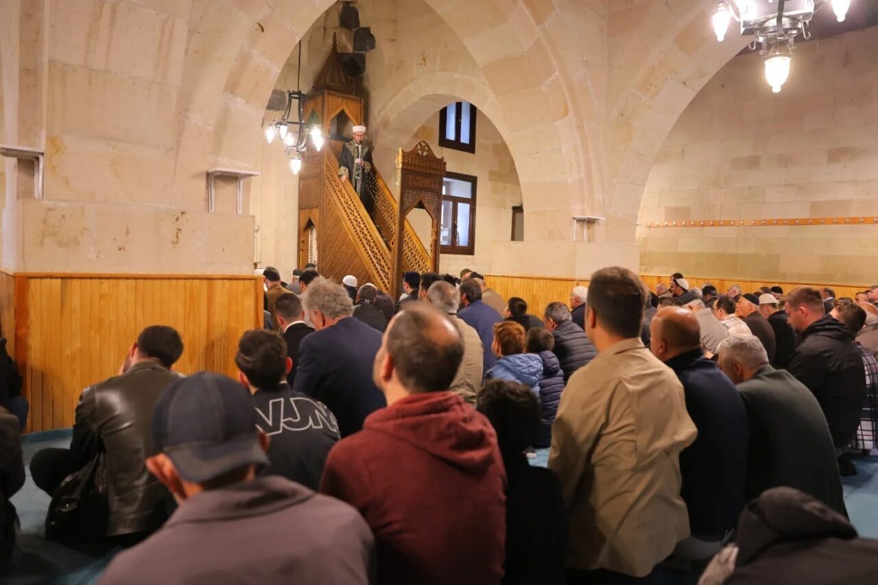 Bayburt’ta Kurban Bayramı heyecanı, sabahın erken saatlerinde kılınan bayram namazıyla
