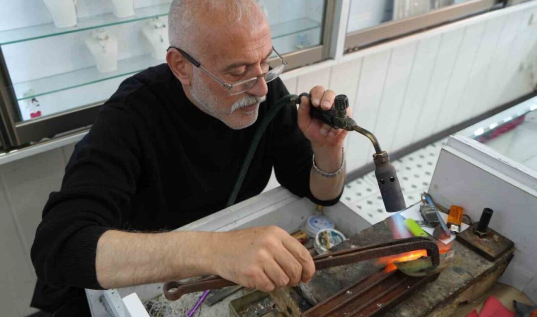 Bayburt’un tek gümüş işleme ustası olan Aziz Kantar, çeyrek asrı