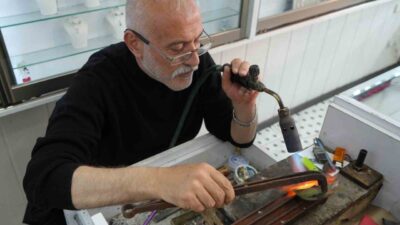 Bayburt’un tek gümüş işleme ustası olan Aziz Kantar, çeyrek asrı