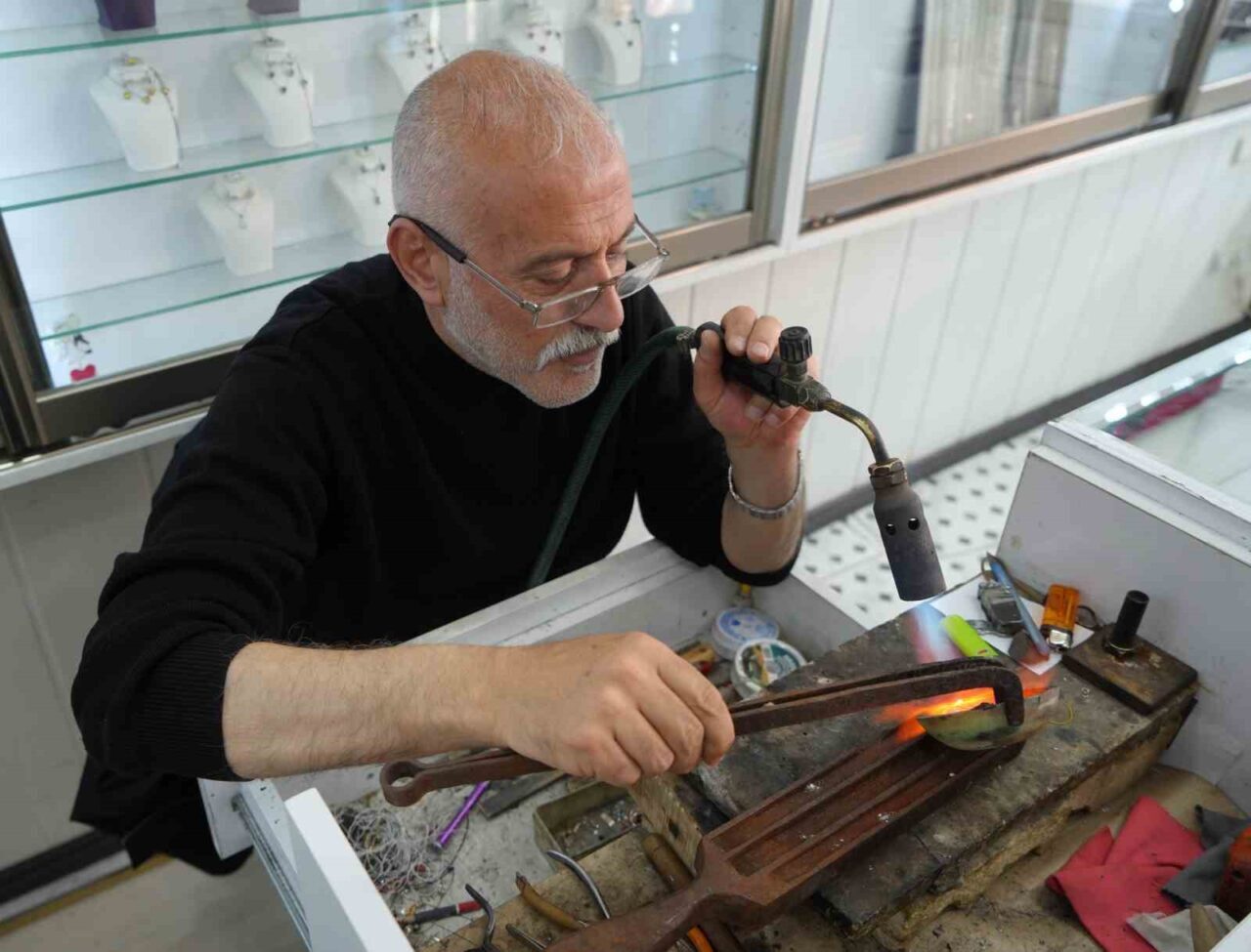 Bayburt’un tek gümüş işleme ustası olan Aziz Kantar, çeyrek asrı