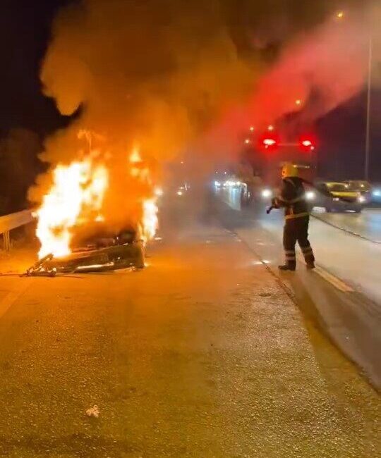 TEM otoyolu Körfez geçişinde bir otomobil alev alev yandı. Olay,
