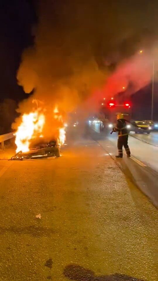 TEM otoyolu Körfez geçişinde bir otomobil alev alev yandı. Olay,