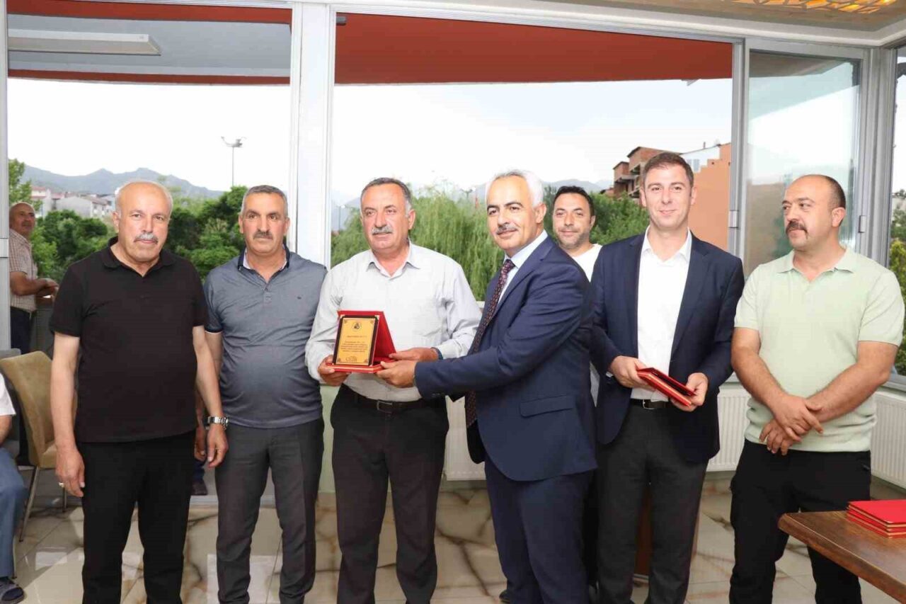 Erzurum’a bağlı Oltu ilçesinde belediye, yıllarca belediyeye hizmet etmiş emekçileri