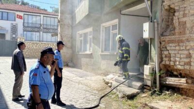 Kastamonu’da bir binanın bodrum katındaki odunlukta çıkan yangın itfaiye ekipleri