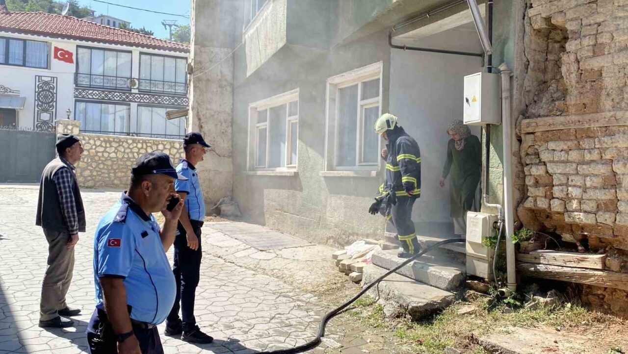 Kastamonu’da bir binanın bodrum katındaki odunlukta çıkan yangın itfaiye ekipleri