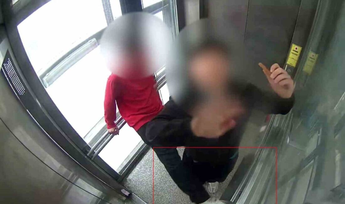 Kocaeli’nin Çayırova ilçesinde bir genç, bindiği asansöre tekme atarak zarar