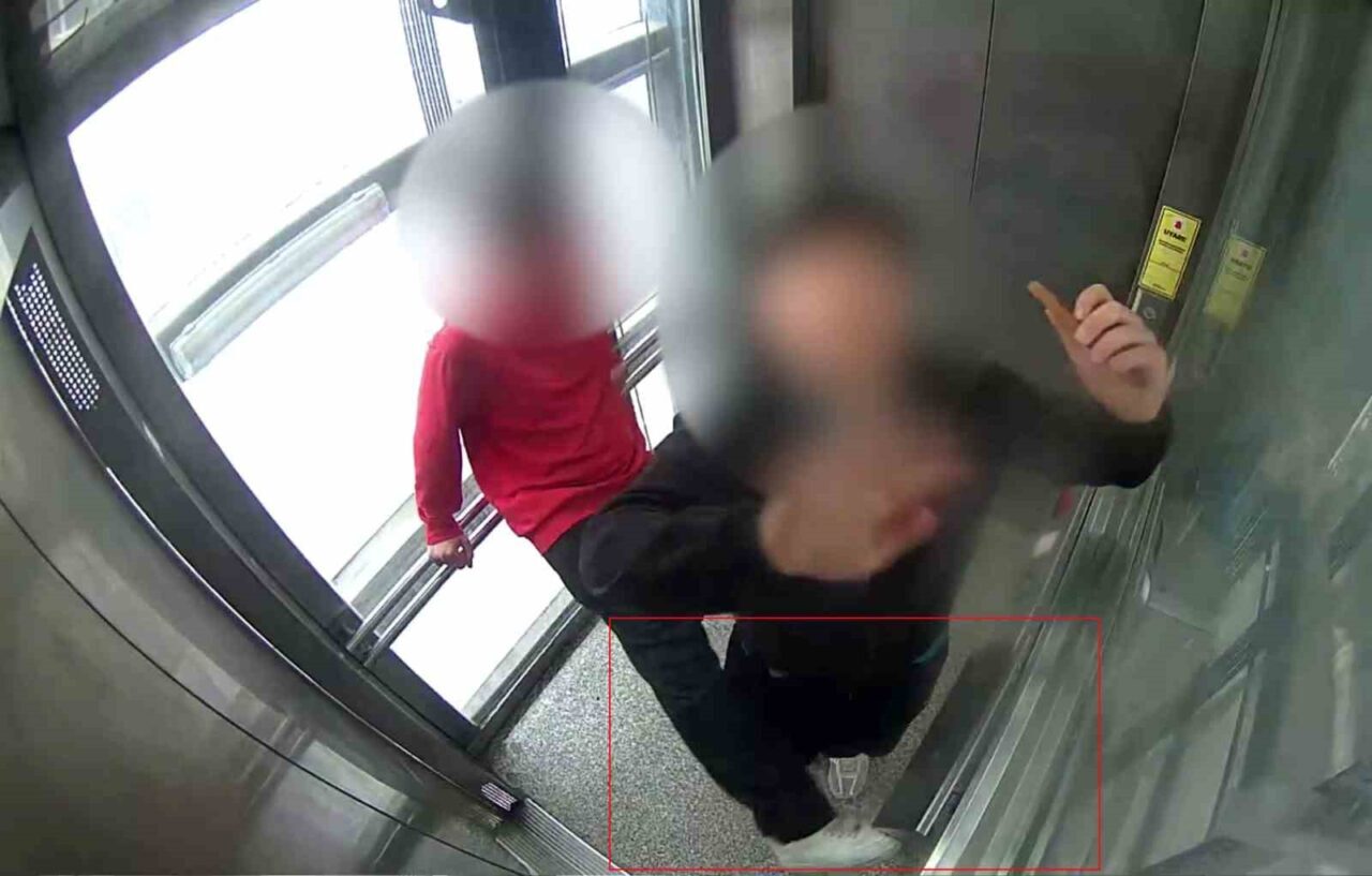 Kocaeli’nin Çayırova ilçesinde bir genç, bindiği asansöre tekme atarak zarar