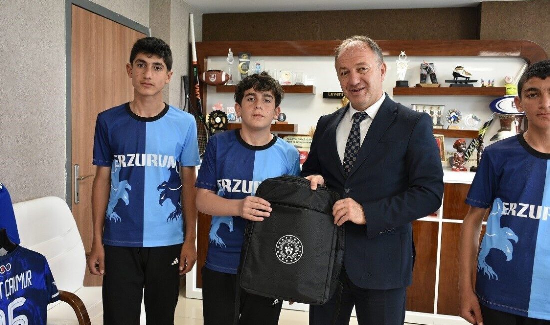 Floor Curlingte Türkiye ikincisi olan Tuzcu Mimar Sinan Ortaokulu’nu tebrik