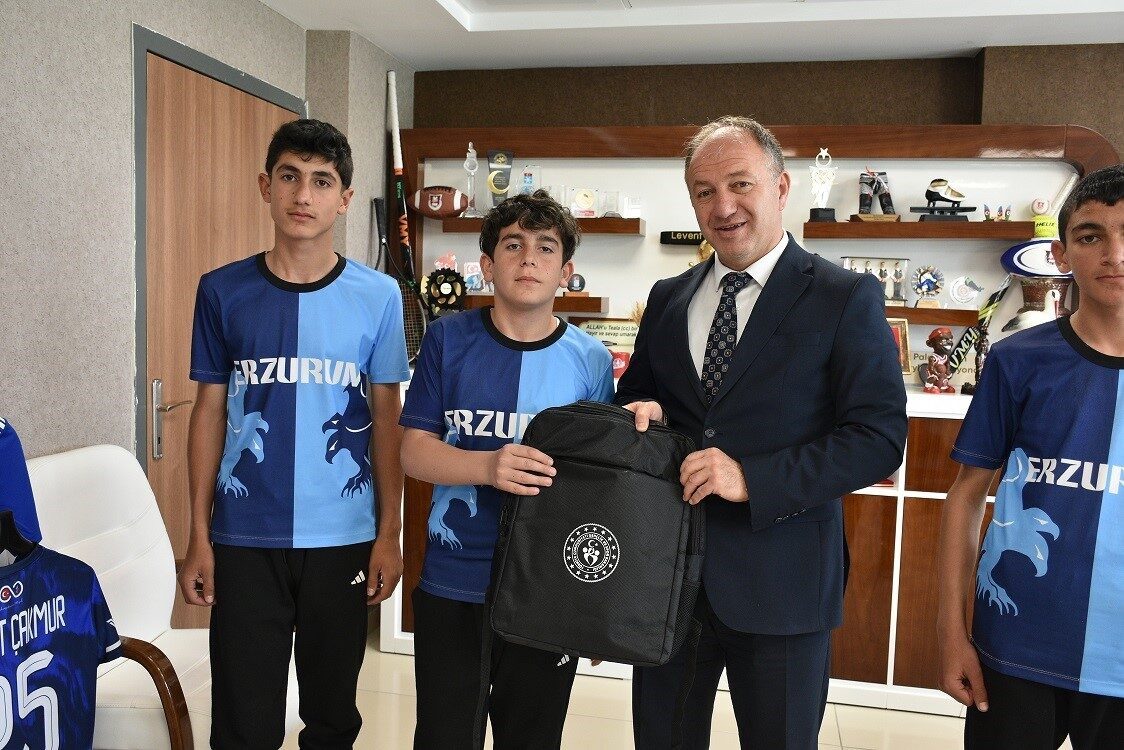 Floor Curlingte Türkiye ikincisi olan Tuzcu Mimar Sinan Ortaokulu’nu tebrik
