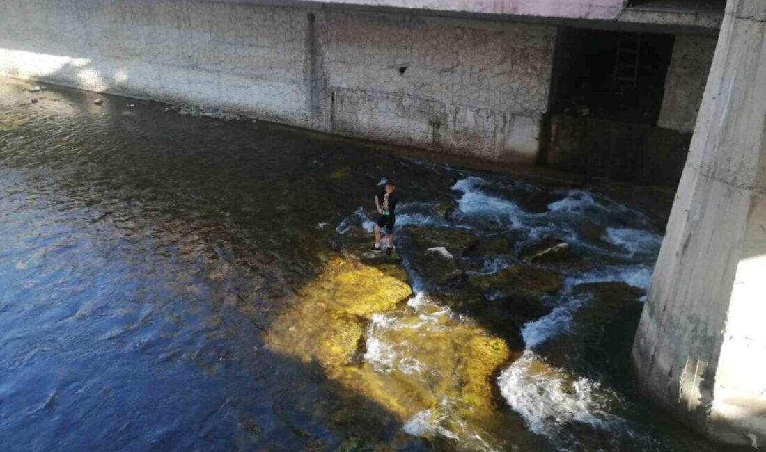 Gümüşhane’de Harşit Çayı’na düşen topunu almak isterken mahsur kalan 13