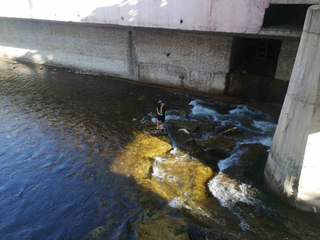 Gümüşhane’de Harşit Çayı’na düşen topunu almak isterken mahsur kalan 13