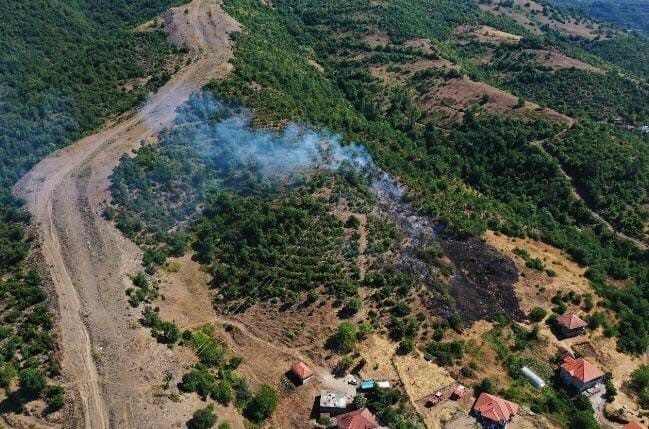 Çayır köyünde orman yangını korkuttu Zonguldak’ın Çaycuma ilçesine bağlı Çayır Köyü Göçler Mahallesi’nde sabah saatlerinde