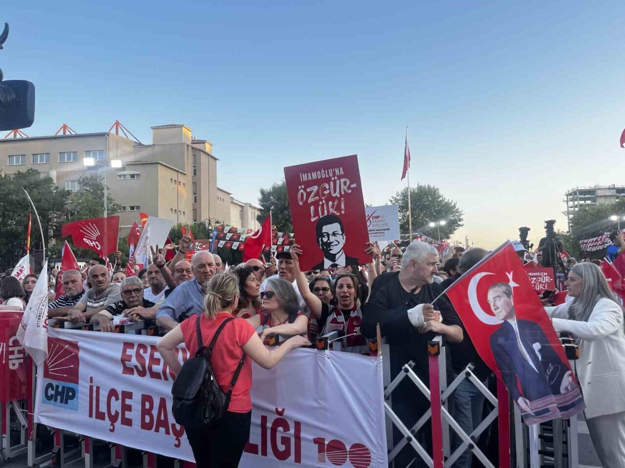 CHP Genel Başkanı Özgür Özel, partisi tarafından Büyükçekmece’de düzenlenen mitinge