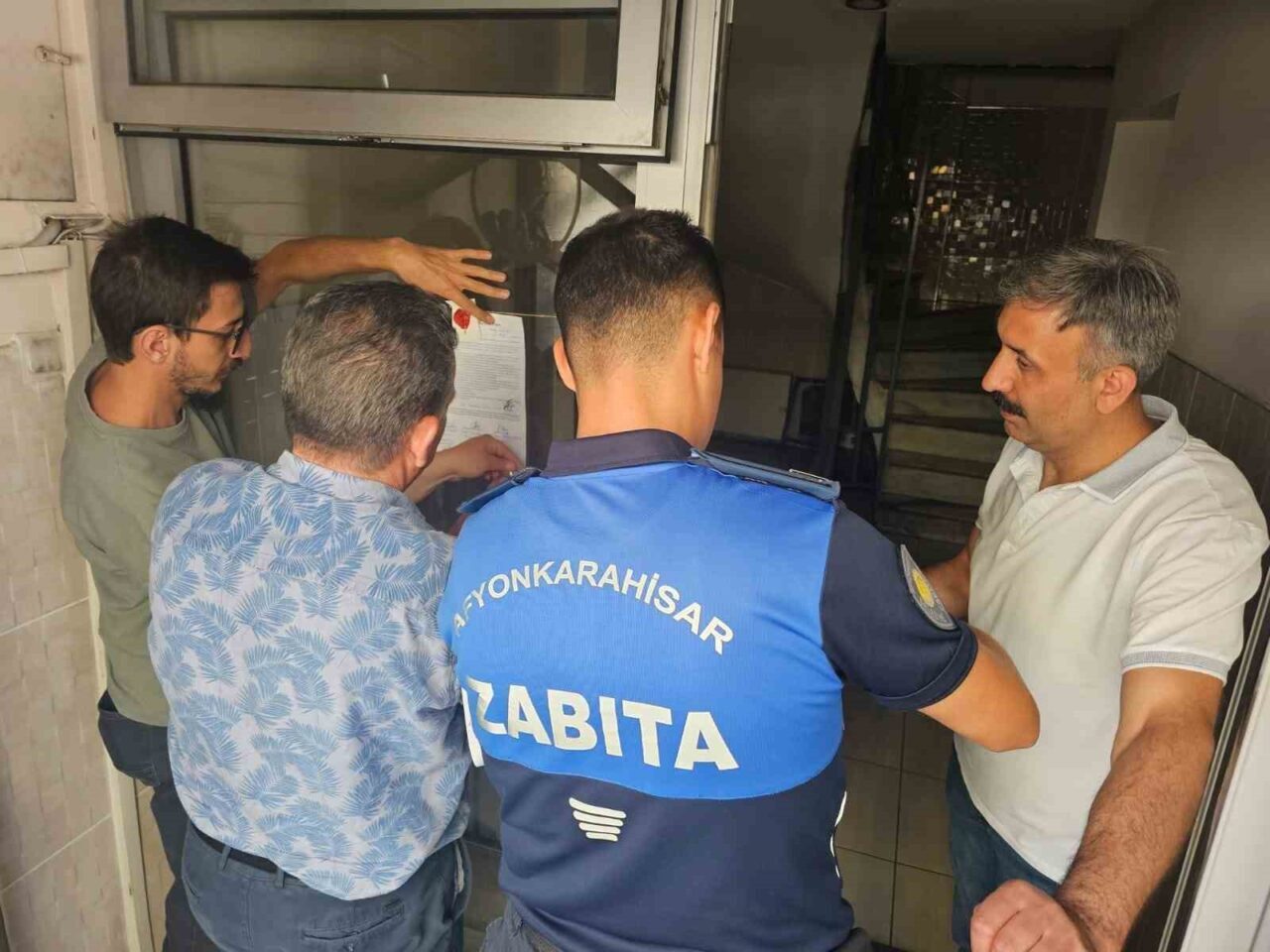 Afyonkarahisar Belediyesi’ne bağlı zabıta ekipleri, 60 yıldır yayın yapan yerel