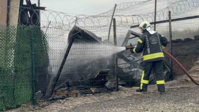 Kocaeli’nin Darıca ilçesinde çıkan yangında ev küle döndü. Siyah dumanlar