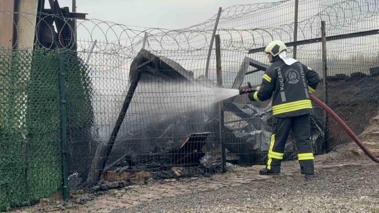 Kocaeli’nin Darıca ilçesinde çıkan yangında ev küle döndü. Siyah dumanlar