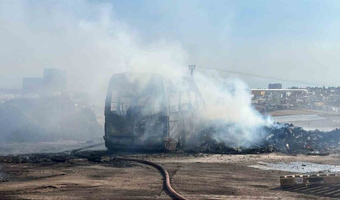 Kocaeli’nin Gebze ilçesinde palet deposunun bahçesinde çıkan yangın kısa sürede