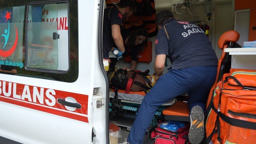 Kocaeli’nin Başiskele ilçesinde ormanlık alanda dereye düşen oğlunu kurtarmak için