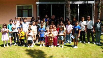 Erzincan Valisi Hamza Aydoğdu, Valilik Konutunun bahçesinde çocuklarla bayramlaşarak çikolata