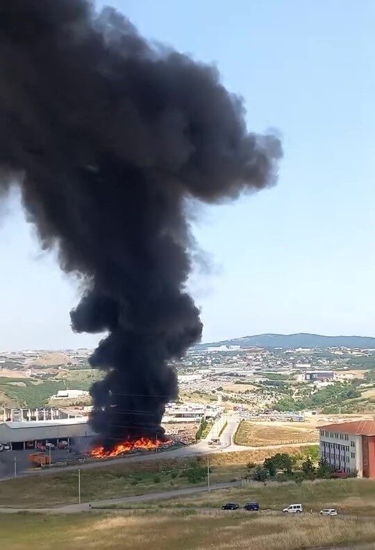Kocaeli’nin Gebze ilçesinde çöp ayrıştırma tesisi bahçesinde yangın çıktı. Çıkan