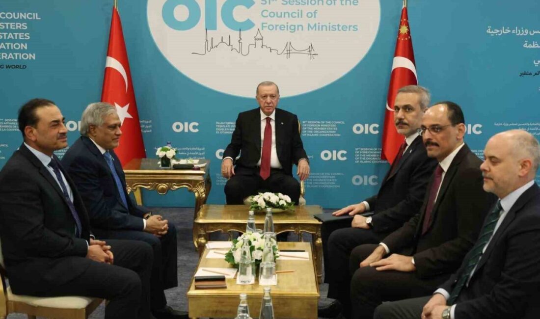 Cumhurbaşkanı Erdoğan, Pakistan Dışişleri Bakanı Dar ve Pakistan Kara Kuvvetleri Komutanı Munir’i kabul etti Cumhurbaşkanı Recep Tayyip Erdoğan, İstanbul’da İslam İşbirliği Teşkilatı Dışişleri Bakanları